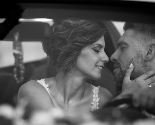 Κοντινή ασπρόμαυρη φωτογραφία του γαμπρού και της νύφης που κοιτάζονται τρυφερά στα μάτια.