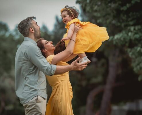 Ο πατέρας πετάει ψηλά το κοριτσάκι του κατά τη διάρκεια οικογενειακής φωτογράφισης.