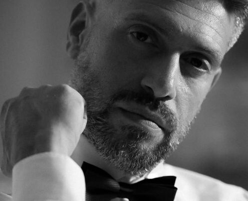 Κοντινό ασπρόμαυρο καλλιτεχνικό πορτραίτο του γαμπρού την ημέρα του γάμου.