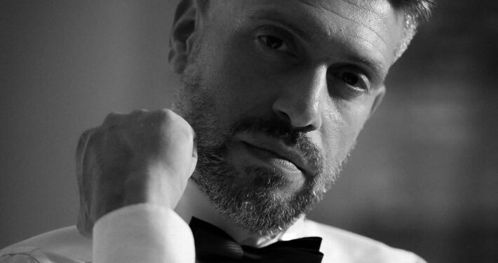 Κοντινό ασπρόμαυρο καλλιτεχνικό πορτραίτο του γαμπρού την ημέρα του γάμου.