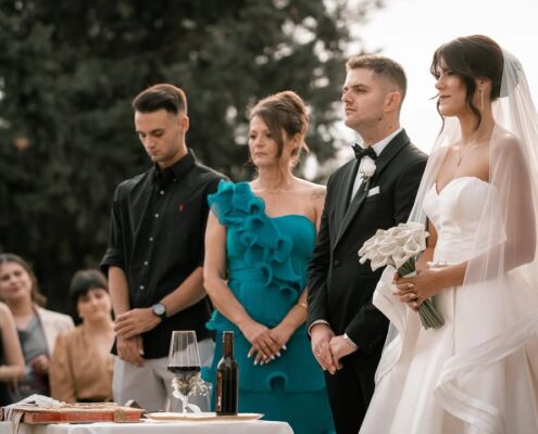 Η οικογένεια και οι φίλοι του ζευγαριού παρακολουθούν το μυστήριο του γάμου στη φύση.