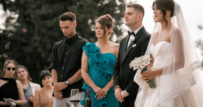 Η οικογένεια και οι φίλοι του ζευγαριού παρακολουθούν το μυστήριο του γάμου στη φύση.